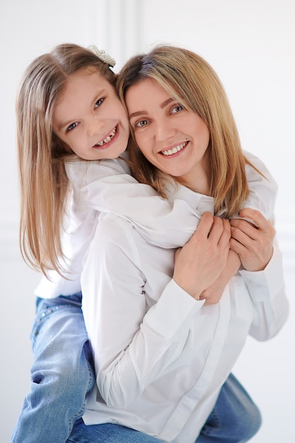 Retrato de menina e sua adorável mãe