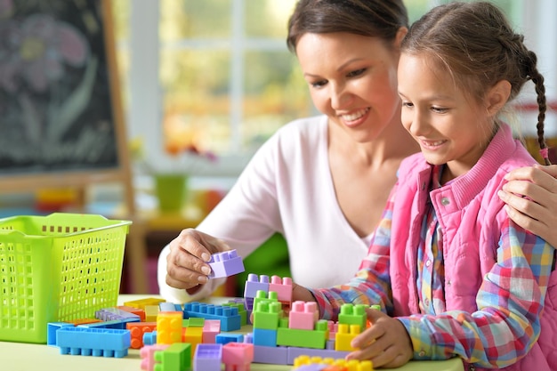 Retrato de menina e sua mãe brincando