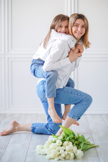 Retrato de menina e sua mãe com tulipas brancas