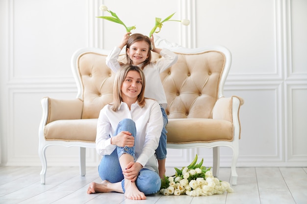 Retrato de menina e sua mãe na sala de estar