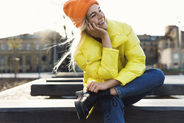 Retrato de menina elegante usando baiacu amarelo e chapéu de malha laranja