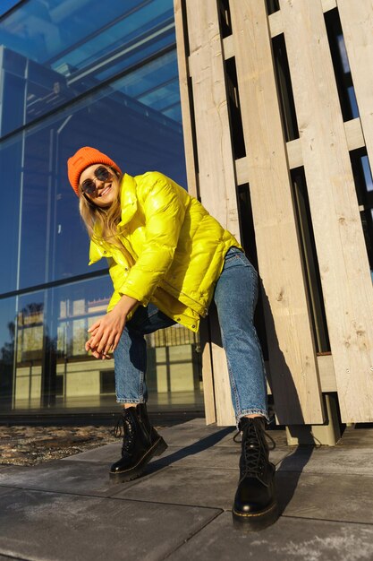 Retrato de menina elegante usando baiacu amarelo e chapéu de malha laranja