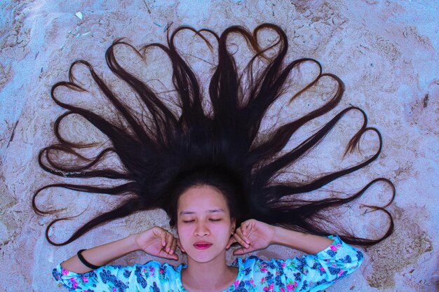 Foto retrato de menina em alto ângulo