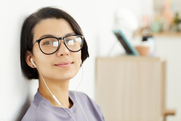 Retrato de menina em fones de ouvido