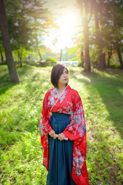 Retrato de menina em traje de estilo japonês