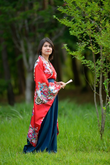 Retrato de menina em traje de estilo japonês