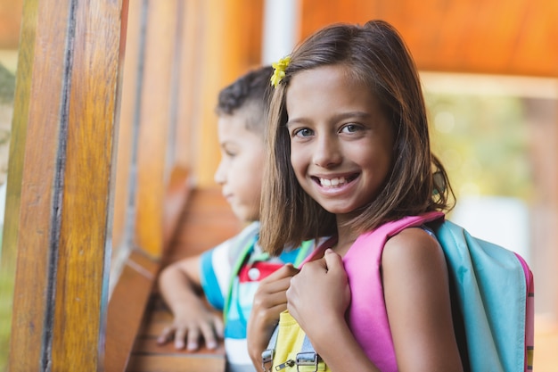 Retrato, de, menina escola, ficar, em, corredor escola