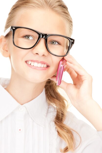 retrato de menina feliz com telefone celular