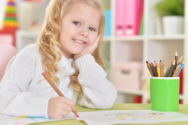 Retrato de menina feliz desenhando com lápis coloridos