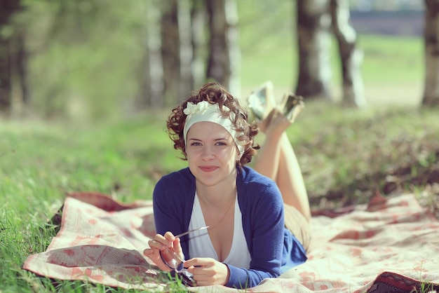 retrato de menina feliz primavera