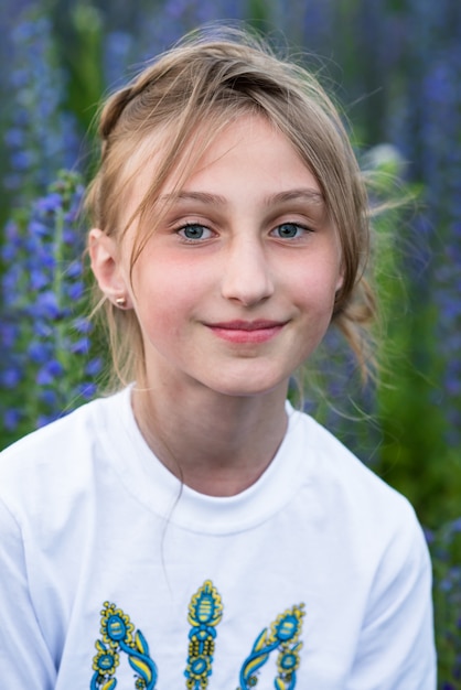 Retrato de menina feliz