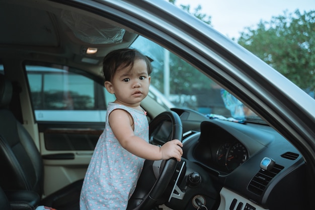 Retrato de menina impaciente de férias de carro