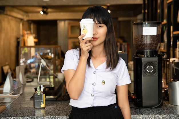 retrato de menina jovem bonita escola asiática na cafeteria