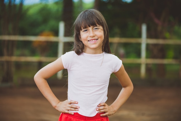 Foto retrato de menina linda sorridente na fazenda