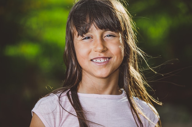 Retrato de menina linda sorridente na fazenda