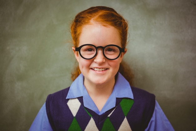 Retrato de menina linda sorrindo na sala de aula