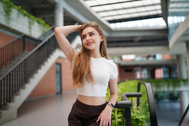 Retrato de menina loira com cabelo esvoaçante