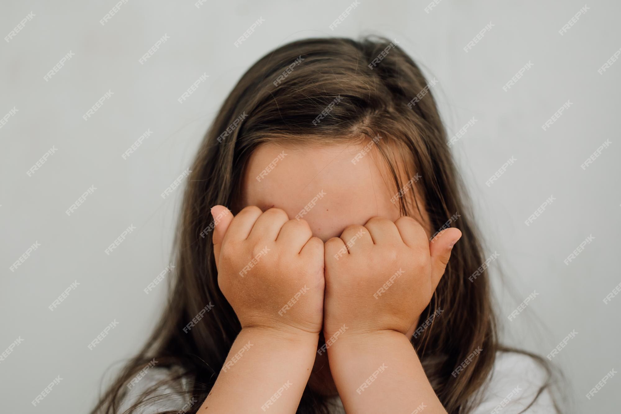 Retrato de uma menina. rosto sem maquiagem. violência na família.