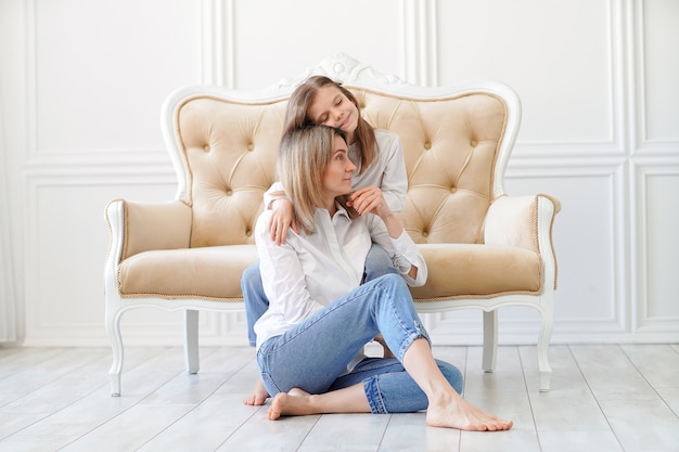 Foto retrato de menina, mãe amorosa e segurando-a