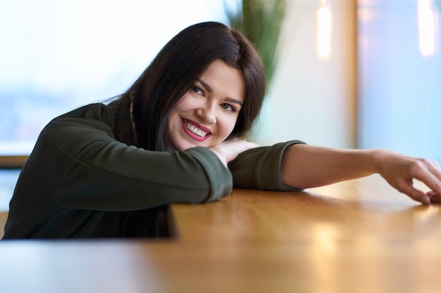 Retrato de menina morena sorridente jovem