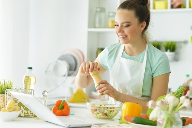 Retrato de menina na cozinha cozinhar