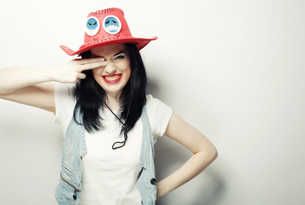Retrato de menina na moda hipster de chapéu vermelho