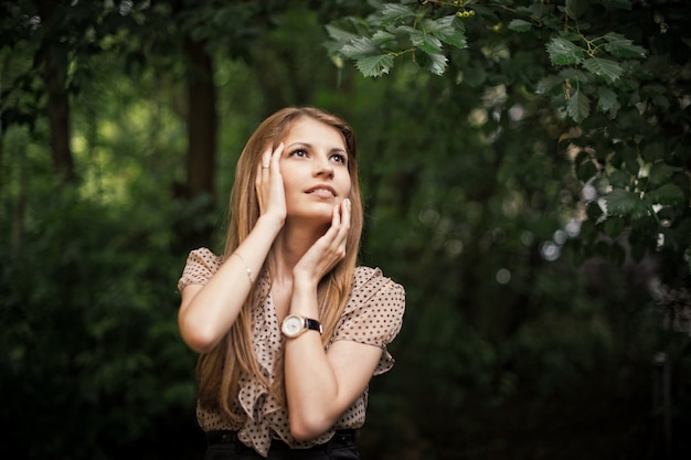 Retrato de menina na natureza