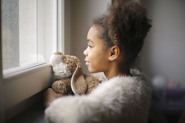 retrato de menina negra em casa