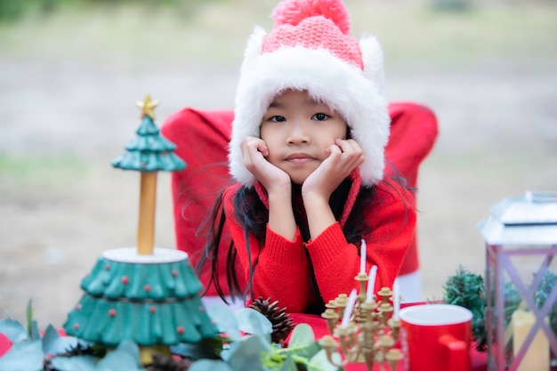 Retrato de menina no festival de natalFérias de inverno para crianças asiáticas