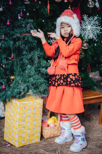 Retrato de menina no festival de natalFérias de inverno para crianças asiáticas
