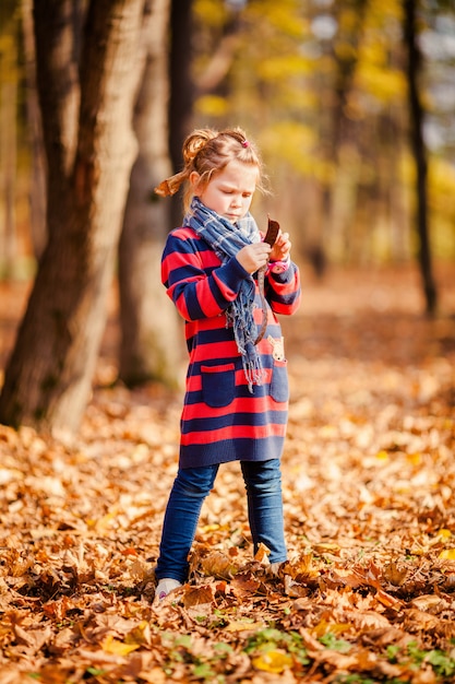 Retrato de menina no parque outono