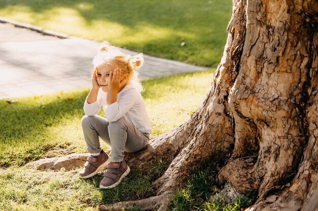 retrato de menina no parque