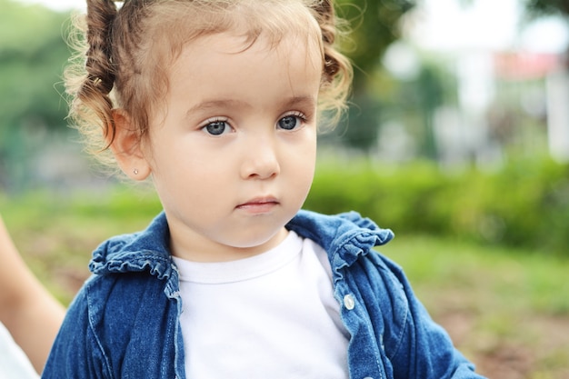 Retrato de menina no parque.