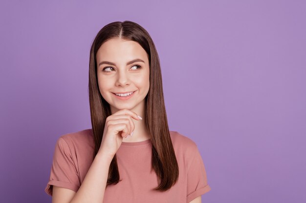 Retrato de menina olhar copyspace pensar toque no queixo mãos isoladas sobre fundo violeta