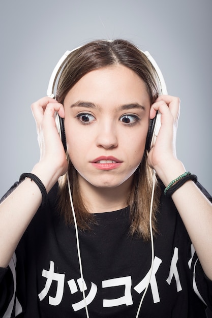 Retrato de menina ouvindo música com fones de ouvido