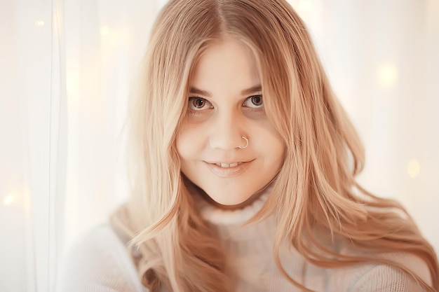 Retrato de menina piercing no nariz / modelo loira jovem posando com um anel no nariz, menina hipster