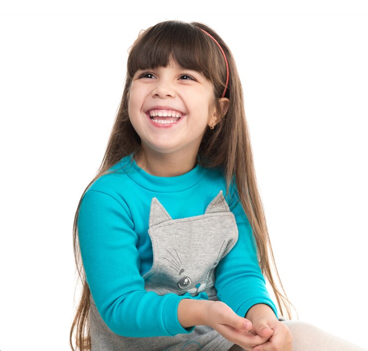 Foto retrato de menina rindo bonitinha