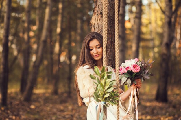 Retrato de menina romântica no parque