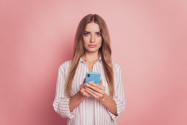 Retrato de menina segurando câmera de smartphone