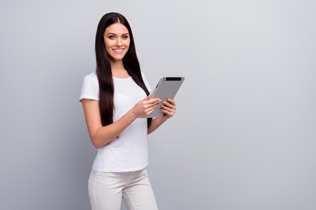 Retrato de menina segurando nas mãos usando e-book navegando na web