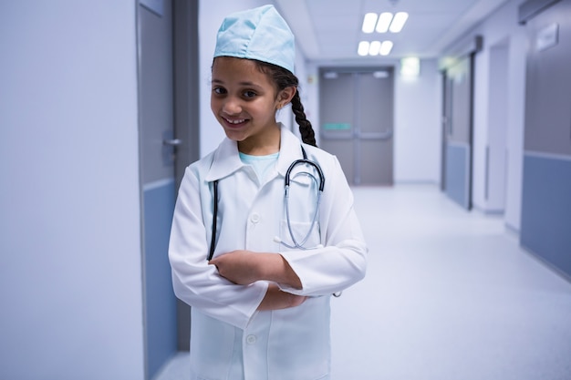 Retrato de menina sorridente, fingindo ser um médico