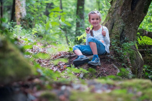 Retrato de menina sorridente na floresta