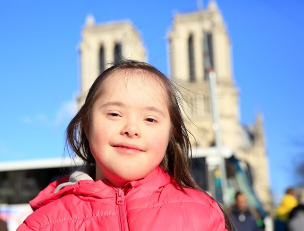 Retrato de menina sorrindo em Paris