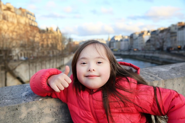 Retrato de menina sorrindo em paris