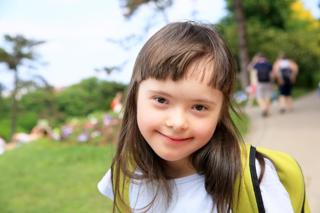 Retrato de menina sorrindo lá fora