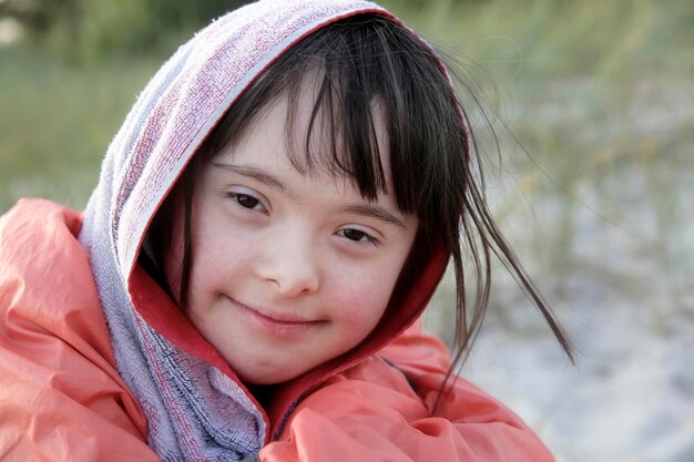 Retrato de menina sorrindo lá fora