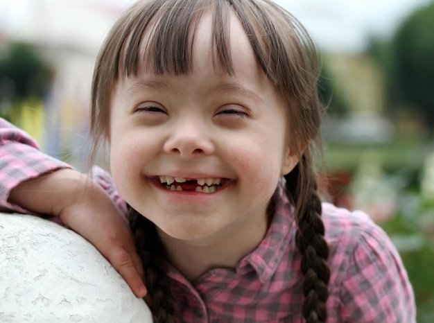 Retrato de menina sorrindo lá fora