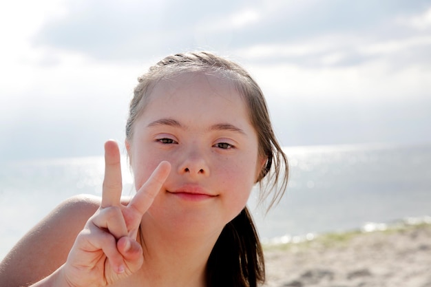 Retrato de menina sorrindo no fundo do mar