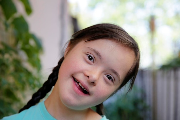 Retrato de menina sorrindo no jardim