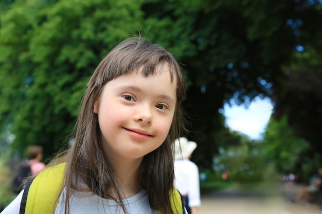 Retrato de menina sorrindo no parque